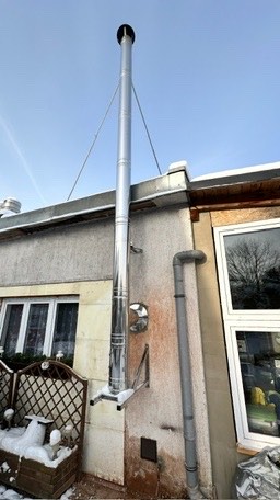 Výstavba nového komínu.