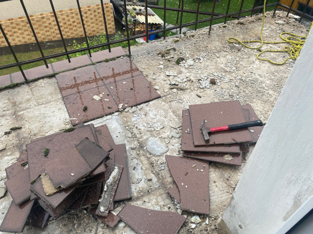 Obnova podlahy na balkóně rodinného domu – odstranění staré podlahy a začištění plochy.