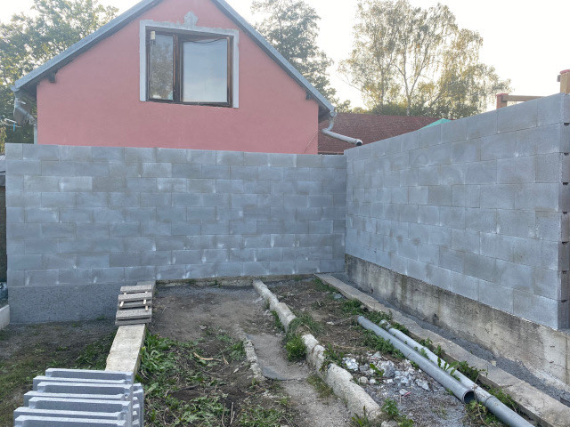 Založení a kompletní výstavba zdi kolem pozemku rodinného domu.