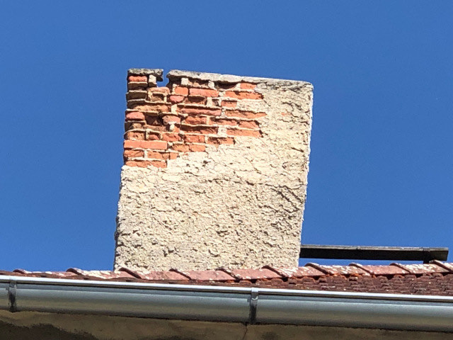 Původní stav komínu – bytový dům Dolní Rychnov. Nutná kompletní rekonstrukce.