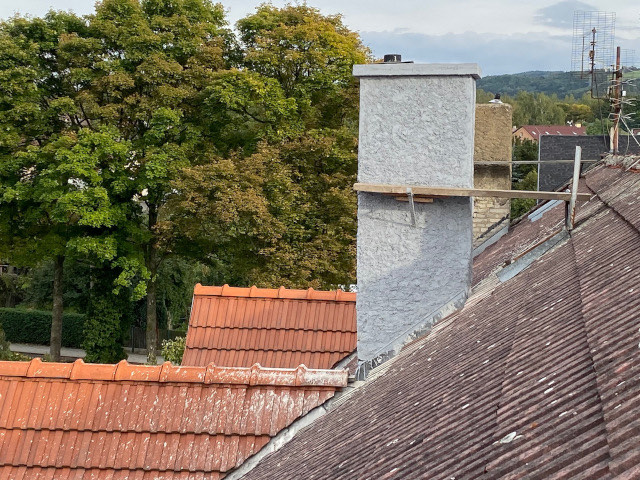 Nově zrekonstruovaný komín – bytový dům Dolní Rychnov. Boční pohled.