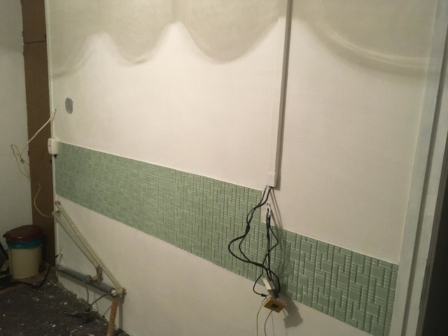 Rekonstrukce kuchyně – dokončené obklady a malba stěny.