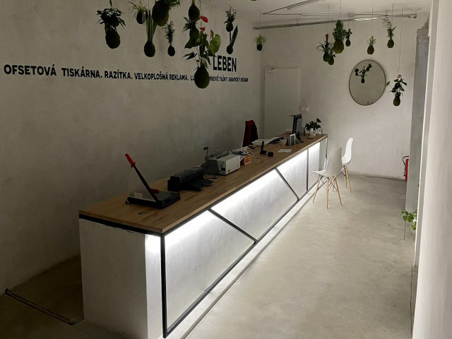 Tiskárna LEBEN – dokončená práce na novém pultu.