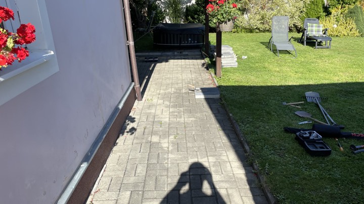 Zahradní dlažba – původní stav.
