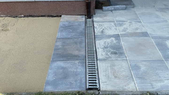 Zahradní dlažba – montáž kanálu.