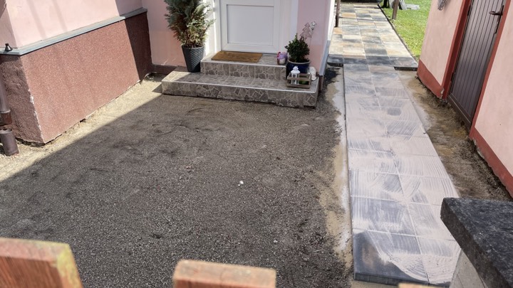 Zahradní dlažba – pokládání nové dlažby.