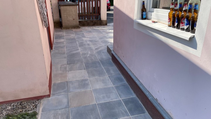 Zahradní dlažba – pokládání nové dlažby.