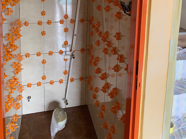 Rekonstrukce toalety – začištění, dozdění, štukování, malba a položení nových obkladů.